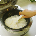 4,炊飯・蒸らし…炊き上がり後は、最低10分間蒸らして下さい。蒸らし終了後、釜のふたを開け1分おき余分な水分を取り釜底からザックリと上下入れ替えるようにして下さい。